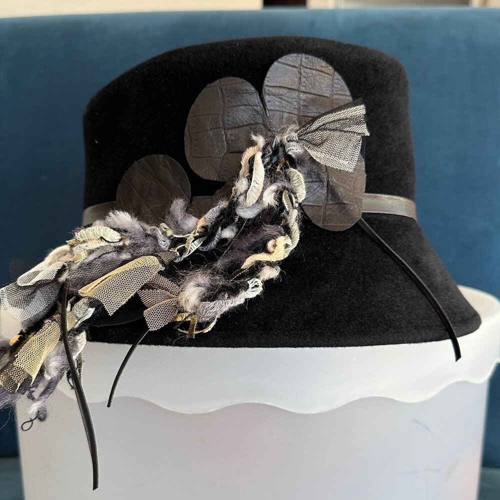 Black soft felt wool hat with gorgeous details in leather and ribbon